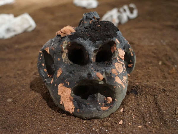 Yuval Avital, Fantoccio di argilla n.9, 2022, terracotta e pigmenti naturali, 13 x 15 x 6 cm. Installation view Lessico Animale. Prologo, APE Museo Parma, 2022 I Ph. Martina Pizzigoni