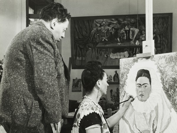 FRIDA. VIVA LA VIDA, Bernard Silberstein (1905 - 1999), United States, Diego Rivera Watching Frida Kahlo Paint a Self Portrait, 1940 Circa, Stampa alla gelatina d'argento, Cincinnati Art Museum, Gift of the Artist, 1986 / 570 | © Edward B. Silberstein | Courtesy of Ballandi Arts e Nexo Digital 2019