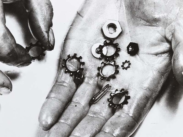 Anton Stankowski, (Gelsenkirchen, Germania, 1906 - Esslingen am Neckar, Germania, 1998), Gioielli, 1930/1960, Stampa ai sali d’argento, 29.4 × 37.9 cm | © Stankowski-Stiftung