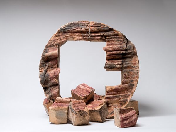 Giuseppe Spagnulo, Rosa dei venti, 2014, terracotta ingobbiata, ossido di ferro e ossido di rame, diametro 49,5 cm. Courtesy Galleria dello Scudo Verona I Ph. Studio Vandrasch