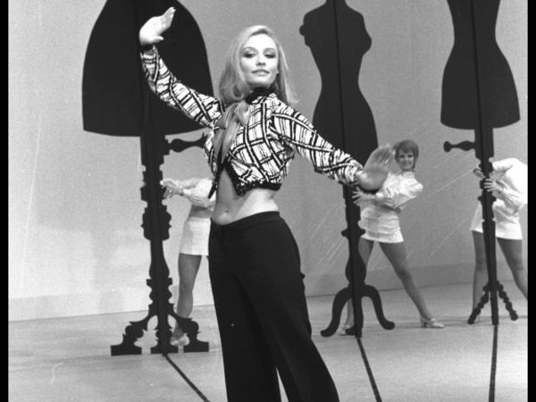 Raffaella Carrà, Canzonissima, 1971, top col fiocco. Rai Teche
