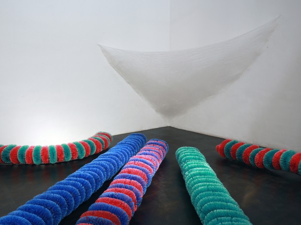 Pino Pascali, Cinque bachi da setola e un bozzolo, 1968, Scovoli di setola acrilica su supporto metallico, N. 5 bachi da setola ognuno: 462 x 35 x 20; 390 x 35 x 20 cm; 364 x 35 x 20 cm; 389 x 35 x 20 cm; 196 x 35 x 20 cm