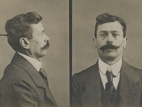 Fotografie segnaletiche di Neumann, ladro d'albergo, Nel 1886 Lombroso propose di applicare i metodi della scienza alle indagini poliziesche. Dieci anni più tardi il suo ex allievo Salvatore Ottolenghi introdusse in Italia tecniche di investigazione scientifica comprendenti l’uso della fotografia segnaletica accanto ai dati antropometrici e delle impronte digitali | Fotografo non identificato, Stampe alla gelatina ai s