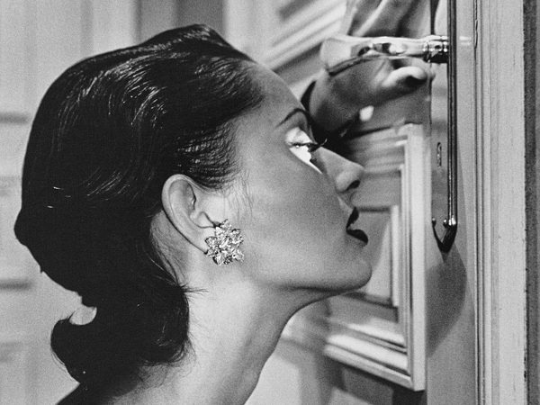 Helmut Newton, Heather looking through a keyhole, Paris 1994 Helmut Newton, Heather looking through a keyhole, Paris 1994