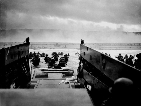 Soldati americani sbarcano in Normandia a Omaha Beach sotto il fuoco delle mitragliatrici tedesche. Normandia, Francia, 6 giugno 1944
