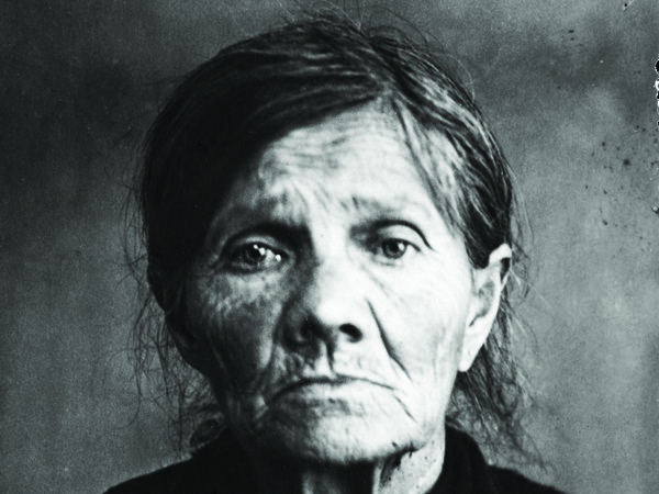 Marfa Ilinitchna Riazantseva, Russia, nata 1866 nel villaggio di Kosafort, nei pressi di Makhatchkala, Daghestan, sa leggere e scrivere, nessun partito, ritirata. Residente a Mosca, rue 1re Mechtchanskaïa 62, app. 26. Arrestata il 27 agosto 1937. Condannata a morte l’8 ottobre 1937. Giustiziata l’11 ottobre 1937. Riabilitata nel 1989 | © Archivi Centrali FSB e Archivi Nazionali della Federazione Russa GARF, Mosca, copie pubblicate dagli archivi dell’Associazione Inter
