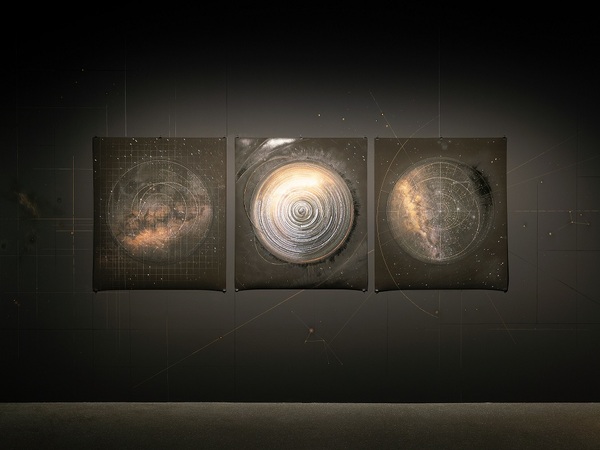 Rohini Devasher, Borrowed Light, 2024. PalaisPopulaire, Berlino I Ph. Mathias Shormann Rohini Devasher, Borrowed Light, 2024. PalaisPopulaire, Berlino I Ph. Mathias Shormann