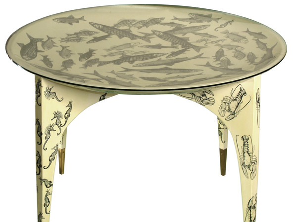 Tavolo “Pesci, cavallucci marini e astici” di Ponti, decorato da Piero Fornasetti, 1950. Piano in cristallo. Corpo in legno, stampato e laccato a mano. Courtesy Fornasetti.