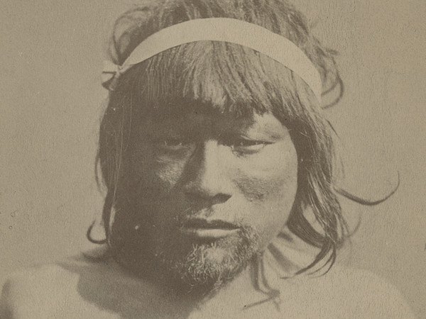 Indigeno della terra del fuoco, Ne L’uomo delinquente, pubblicato nel 1876, Lombroso propose la teoria del delinquente nato o atavico, una sorta di moderno selvaggio caratterizzato da connotati fisici quali l'asimmetria del volto e del cranio, la protuberanza delle mandibole | Fotografo non identificato, Stampa all'albumina, Fine XIX inizio XX secolo