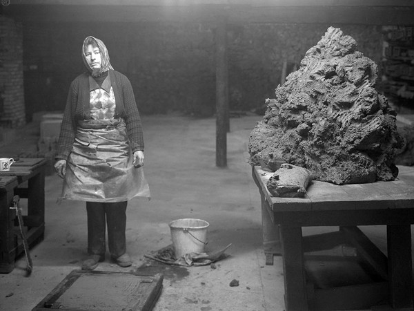 John Myers, Operaia addetta alla produzione di mattoni, William Mobberley Brickworks, Kingswinford, 1983 | © John Myers