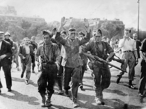 Soldati tedeschi catturati da membri dello F.F.I. durante i combattimenti per la liberazione di Parigi. Parigi, Francia, 25 agosto 1944