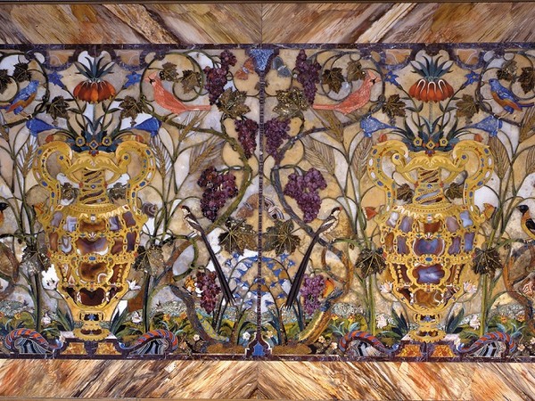 Manifattura granducale (Giovan Battista Sassi e Jacopo Flach su modello di Jacopo Ligozzi e Bernardino Poccetti). Piano di tavolo con vasi di fiori, uccelli, tralci d’uva e spighe, 1603-1610. Mosaico di pietre dure. Firenze, Galleria Palatina