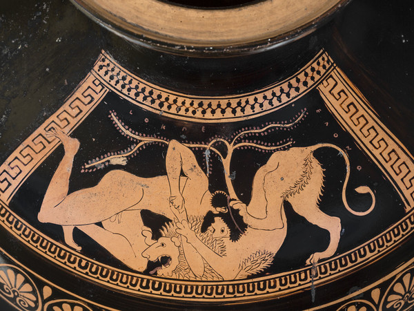 Eracle atterra il leone di Nemea, Idria attica a figure rosse attribuita al Gruppo dei Pionieri, 510 a.C. circa, Altezza 40.5 cm, Antikenmuseum Basel und Sammlung Ludwig