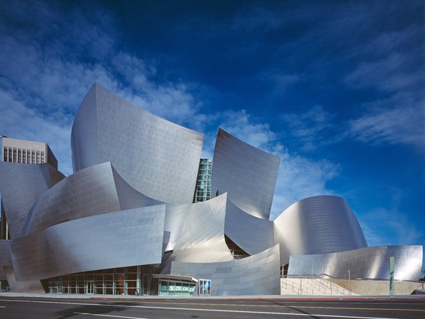 Walt Disney Concert Hall, 111 di South Grand Avenue Los Angeles, Architetto Frank Gehry, 2003 | Foto: Falkenpost via Pixabay