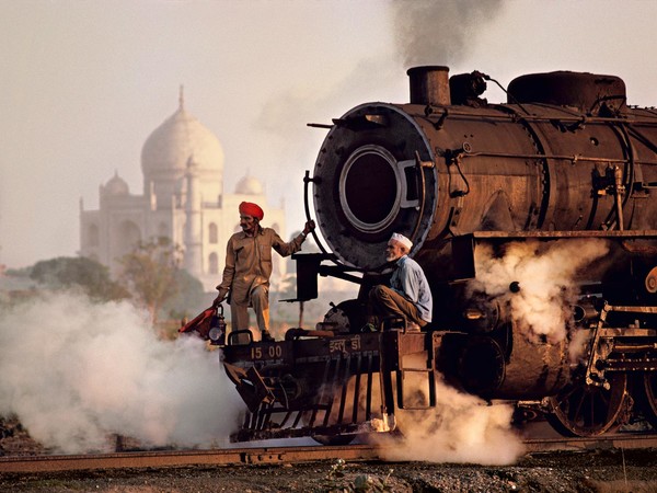 Steve McCurry, Operai su una locomotiva a vapore, India, 1983