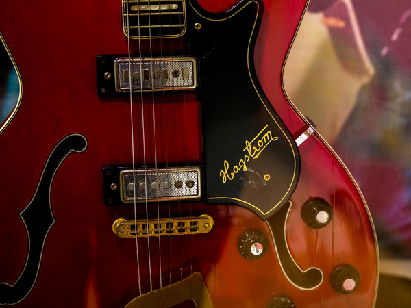 La Hagstrom rossa usata da Elvis nello show televisivo 