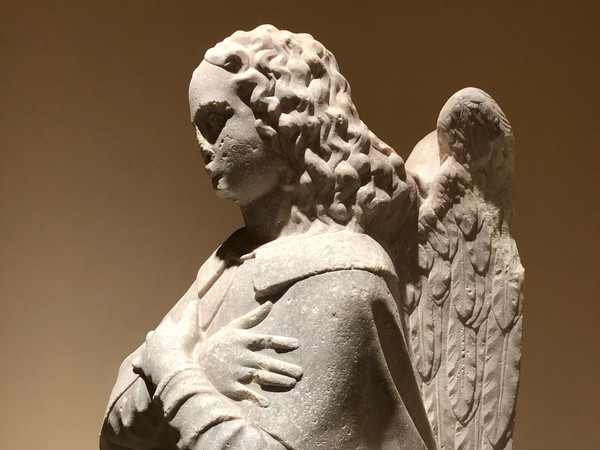 Scultore ignoto, Angelo Annunziante, Secoli XVI-XVII, Marmo di Carrara, 160 x 68 cm, Proveniente dall'Ex Convento del Carmine di Siracusa, Poi dalla Chiesa del Carmine, Isola di Ortigia, Museo di Palazzo Bellomo | Foto: © ARTE.it