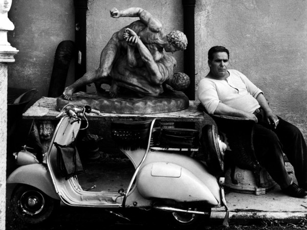 William Klein, Guardiano di Cinecittà. Roma, 1956 © William Klein