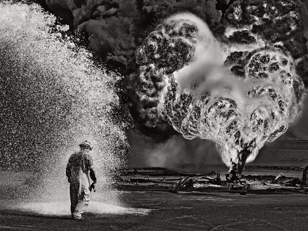<span><span><span>Sebasti&atilde;o Salgado, Lotta contro i pozzi di petrolio in fiamme, giacimento di Greater Burhan, Kuwait, 1991. Collection MEP, Paris. Dono di</span><br /><span>Sebasti&atilde;o Salgado e L&eacute;lia Wanick Salgado, 2018</span></span></span>