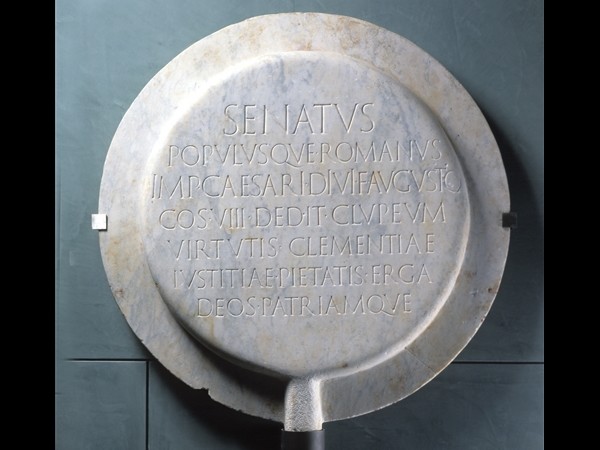Clipeus Virtutis, Scudo votivo di Augusto, marmo bianco, 26 a.C. Arles, Musée départemental Arles antique © M. Lacanaud