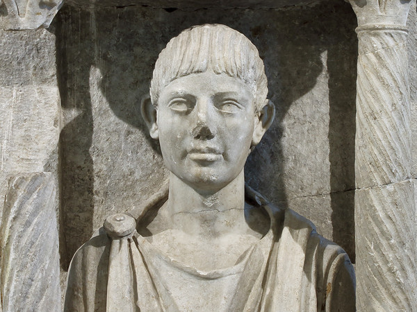 Monumento a edicola con ritratto di defunto, Inizio II secolo d.C. Calcare, 60 x 29 x 71.5 cm, Museo Archeologico Nazionale di Aquileia | Foto © Gianluca Baronchelli