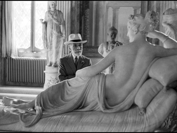David Seymour, Bernard Berenson osserva la statua di Paolina Borghese di Antonio Canova alla Galleria Borghese di Roma. Roma, 1955 © David Seymour / Magnum Photos