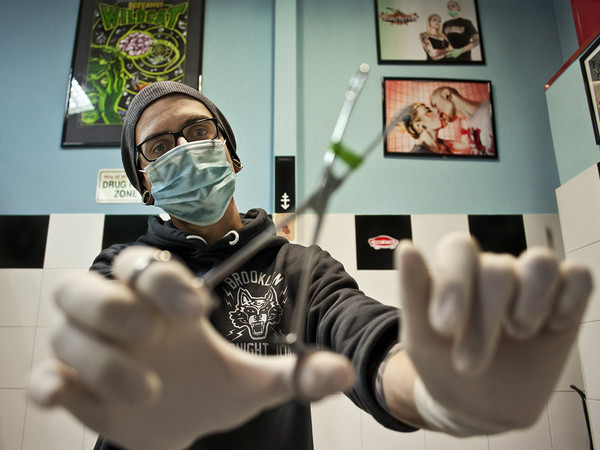 Daniel nasce a Caracas, in Venezuela, e da giovanissimo comincia ad avvicinarsi alla Body Modification, incuriosito dalle foto che ritraggono donne provenienti dall’India e dall’Africa. Arriva in Italia, inizia a lavorare come Body Piercer professionista e fa un duro apprendistato perché, fino alla fine degli anni ’90, la cultura del piercing in Italia viaggia ancora sotto un profilo “underground”. Photo: Danilo Garcia Di Meo