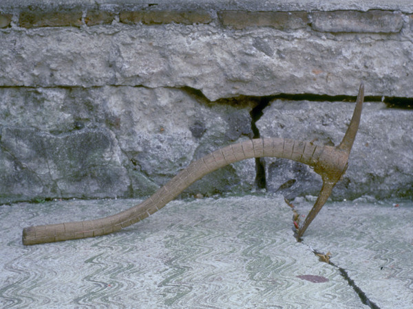 Damián Ortega, Pico Cansado, 1997. Wooden pickaxe, 92 x 54 x 8 cm. Courtesy the artist and kurimanzutto, Mexico City