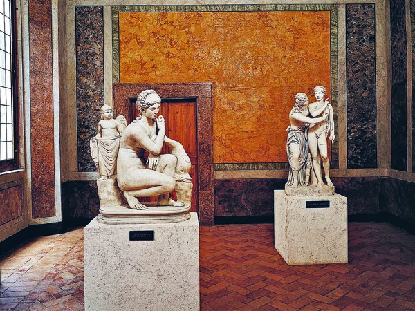 Sala della Duchessa con, in primo paiano, statua di Afrodite accovacciata con delfino, con restauri opera, forse, di Ippolito Buzio. Marmo tasio dolimitico. Inizi II sec. d.C. Museo Nazionale Romano in Palazzo Altemps. Archivio fotografico SS_COL