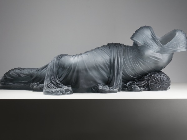 Karen LaMonte, Reclining Nocturne 3, 2021, vetro fuso