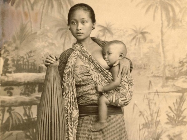 Eliza R. Scidmore, Indonesia 1907, Ritratto di donna giavanese mentre allatta il suo bambino, Isola di Giava, 