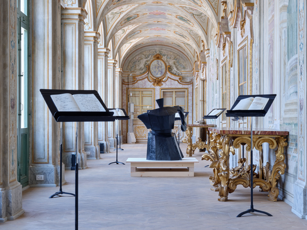 William Kentridge, Pour, 2022, bronzo 124x119x66,7 | veduta della mostra Pensieri fuggitivi a cura di Saverio Verini, Palazzo Collicola, Spoleto, 2025. Courtesy © l’artista e Lia Rumma Gallery Milano/Napoli. Ph: Giuliano Vaccai