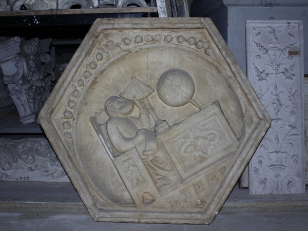 Gionitus Collaboratore di Andrea Pisano, Gionitus inventore dell'Astronomia, CALCO formella del Campanile di Giotto di Firenze (1334-1336). Liceo Artistico Statale di Porta Romana di Firenze e Sesto Fiorentino