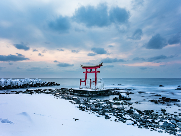 Michael Yamashita, Arroccato sull&rsquo;acqua, il torii del Santuario di Konpira veglia silenziosamente sulla costa del Mare del Giappone. 2023<br />