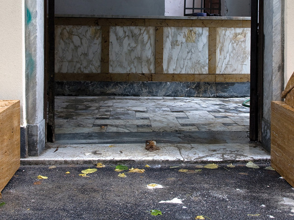 Michelangelo Pistoletto, Leoncini, 1986, quattro elementi di travertino spagnolo, ciascuno cm 80x30x30. Carrara, Laboratori Artistici Nicoli