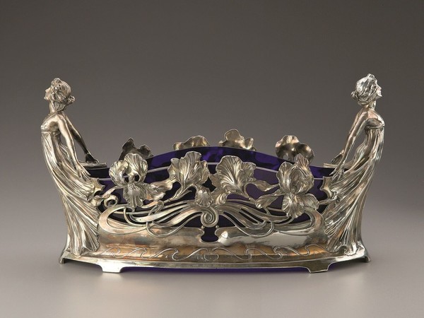 AK & Cie, Vienna, Jardinière con interno di vetro, 1900 circa, Peltro fuso argentato, vetro blu cobalto, Alt. 24 cm, lungh. 42 cm