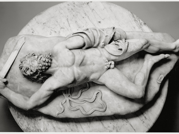 Statua di gigante morto. Napoli, Museo Archeologico Nazionale. Alt. 0,38 m; lungh. 1,39 m. Marmo bianco-grigio