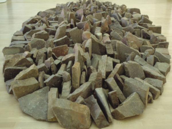 Richard Long, Trento Ellipse, 2000 porfido,  304 x 34 x 680 cm diametro