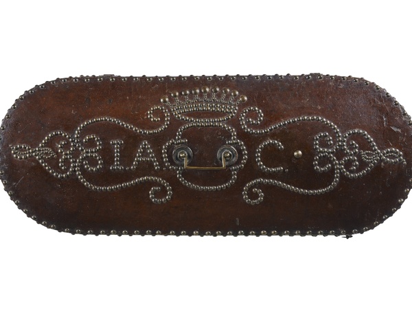 Giuseppe Camin, Custodia doppia per due violini appartenuta al conte Cozio legno rivestito di cuoio decorato a borchie, Torino, 1775-1800. Collezione Privata Giuseppe Camin, Custodia doppia per due violini appartenuta al conte Cozio legno rivestito di cuoio decorato a borchie, Torino, 1775-1800. Collezione Privata
