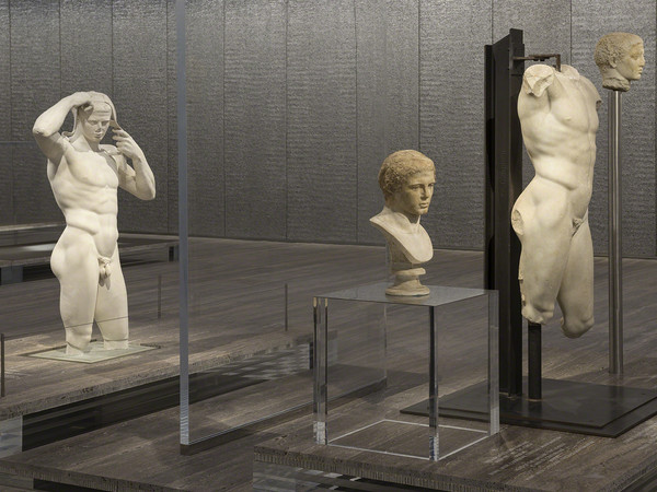 Veduta della mostra “Serial Classic”, co-curata da Salvatore Settis e Anna Anguissola. Fondazione Prada Milano, 2015. Foto Attilio Maranzano. Courtesy Fondazione Prada