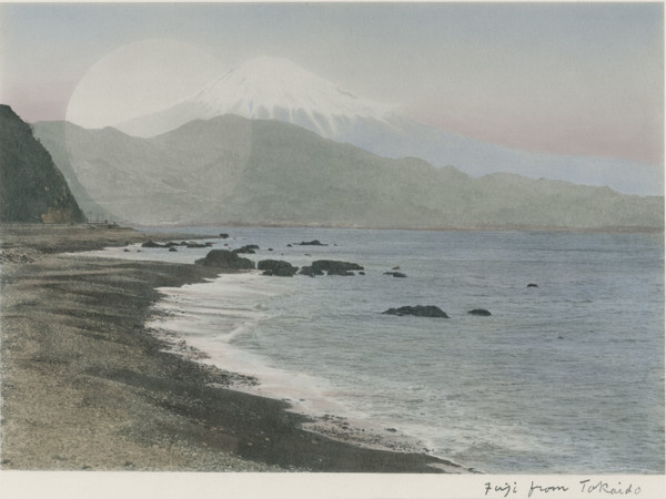 Linda Fregni Nagler, Fuji fromTokaido, 2018, Gelatina a stampa d'argento colorata a mano, 29.3 x 22.3 cm, Con cornice 43.7 x 42.4 cm