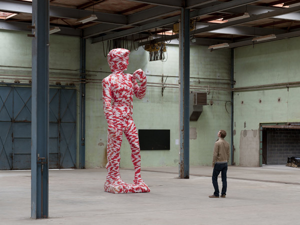 Kendell Geers, Relic 2, 2002, nastro per sagnaletica stradale, polistirolo, h 454 cm, Photo Oak Taylor-Smith, Courtesy GALLERIA CONTINUA, San Gimignano / Beijing / Le Moulin