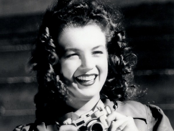 Fotografia di Norma Jeane Baker nota come Marilyn Monroe agli esordi della sua carriera di modella, 1945 | Fotografo David Conover, Copyrights Ted Stampfer