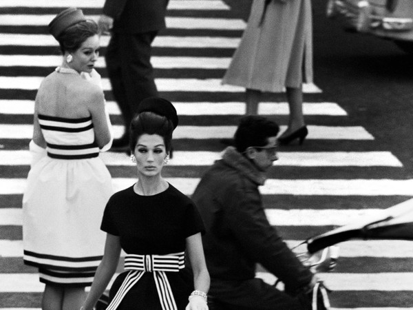 William Klein, Nina, piazza di Spagna, Roma 1960, (Dalla sezione Moda) | Courtesy of Contrasto 2016 © William Klein