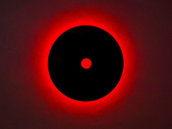 Nanda Vigo, Genesis Light, 2006, cristallo nero e neon rosso, diam. esterno cm 85, interno cm 11 - Courtesy: MAAB Gallery, Milano-Padova