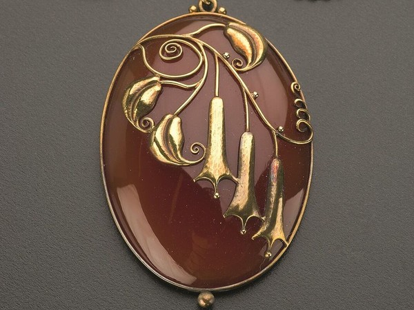 Eugen Pflaumer (attivo dopo il 1903, m. 1914), Collana, Dopo il 1910 Jablonec nad Nisou (Gablonz an der Neise), Oro, corniola, Alt. del pendente 3.1 cm, lungh. della catenina 35 cm