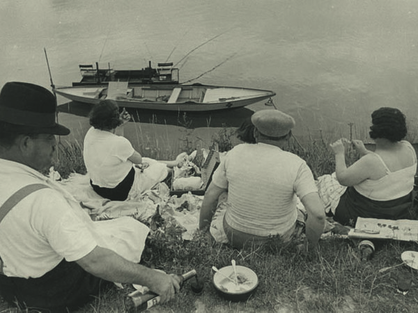 Henri Cartier-Bresson, Domenica in riva alla Senna, Francia, 1938. © Henri Cartier-Bresson/Magnum Photos-Courtesy Fondation HCB