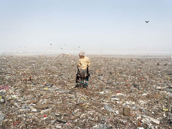 Jim Goldberg (New Haven, USA, 1953), Mezzogiorno di fuoco, Discarica di Dhaka, Bangladesh, Dalla serie “Open See”, 2007, Carta stampata dipinta a mano, murale, 276.9 x 226.1 cm | © Jim Goldberg Courtesy of the artist, Pace/MacGill Gallery (NY), and Casemore Kirkeby (SF)