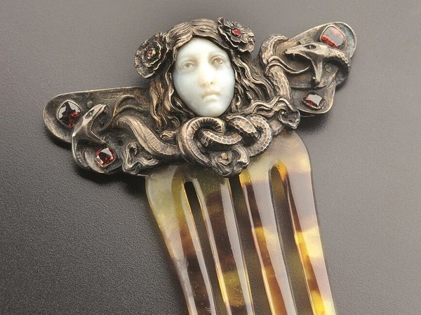 Scuola professionale di Turnov, Pettine, 1900 circa, Argento, tartaruga, granati boemi, calcedonio, Alt. 12.4 cm