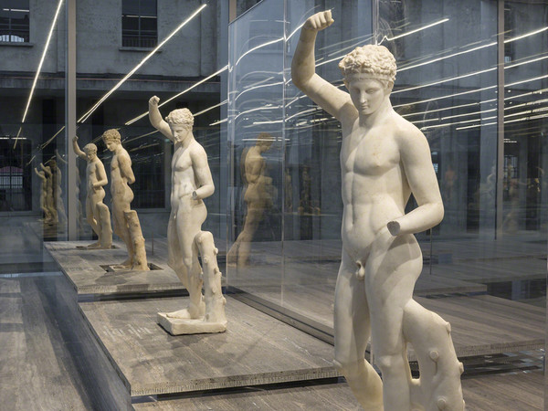 Veduta della mostra “Serial Classic”, co-curata da Salvatore Settis e Anna Anguissola. Fondazione Prada Milano, 2015. Foto Attilio Maranzano. Courtesy Fondazione Prada